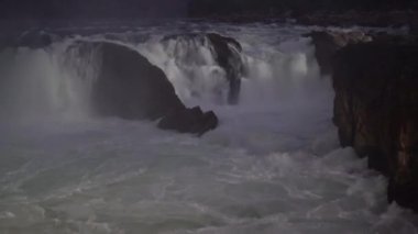 Narmada Nehri 'ndeki Dhuandhar Şelalesi, Bhedaghat, Jabalpur Bölgesi, Madhya Pradesh, Hindistan