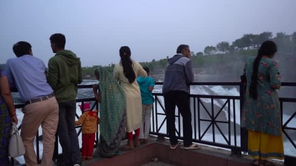 Bhedaghat Madhya Pradesh India Lutego 2022 Wizyta Turystyczna Wodospadzie Dhuandhar — Wideo stockowe