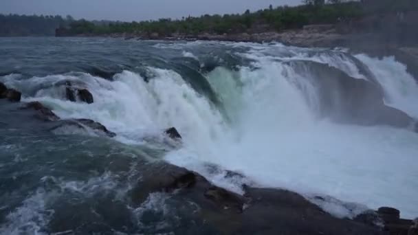 印度中央邦Jabalpur区Narmada河上的Dhuandhar瀑布 — 图库视频影像