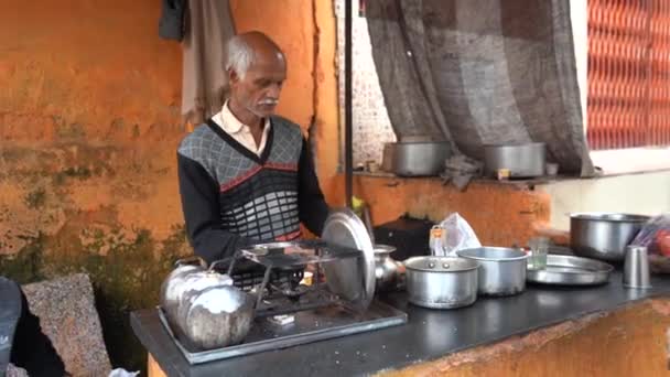 Delhi India Ağustos 2022 Çay Tezgahı Sahibi Yol Kenarında Çay — Stok video