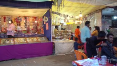 KHAJURAHO, MADHYA PRADESH, INDIA, 05 Mart 2022: Kırsal kesimdeki insanlar köy fuarında toplanarak, kırsal kesimdeki köy panayırına geleneksel ürünler satıyorlar..