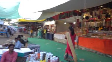 KHAJURAHO, MADHYA PRADESH, INDIA, 05 Mart 2022: Kırsal kesimdeki insanlar köy fuarında toplanarak, kırsal kesimdeki köy panayırına geleneksel ürünler satıyorlar..