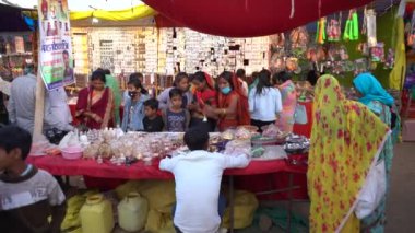 KHAJURAHO, MADHYA PRADESH, INDIA, 05 Mart 2022: Kırsal kesimdeki insanlar köy fuarında toplanarak, kırsal kesimdeki köy panayırına geleneksel ürünler satıyorlar..