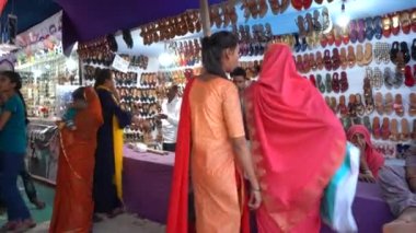KHAJURAHO, MADHYA PRADESH, INDIA, 05 Mart 2022: Kırsal kesimdeki insanlar köy fuarında toplanarak, kırsal kesimdeki köy panayırına geleneksel ürünler satıyorlar..