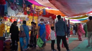 KHAJURAHO, MADHYA PRADESH, INDIA, 05 Mart 2022: Kırsal kesimdeki insanlar köy fuarında toplanarak, kırsal kesimdeki köy panayırına geleneksel ürünler satıyorlar..