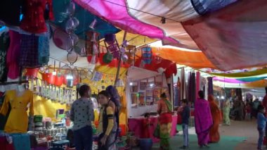 KHAJURAHO, MADHYA PRADESH, INDIA, 05 Mart 2022: Kırsal kesimdeki insanlar köy fuarında toplanarak, kırsal kesimdeki köy panayırına geleneksel ürünler satıyorlar..