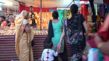 KHAJURAHO, MADHYA PRADESH, INDIA, 05 Mart 2022: Kırsal kesimdeki insanlar köy fuarında toplanarak, kırsal kesimdeki köy panayırına geleneksel ürünler satıyorlar..