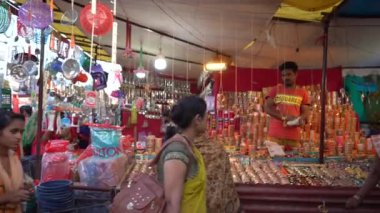 KHAJURAHO, MADHYA PRADESH, INDIA, 05 Mart 2022: Kırsal kesimdeki insanlar köy fuarında toplanarak, kırsal kesimdeki köy panayırına geleneksel ürünler satıyorlar..