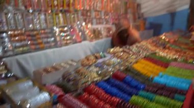 KHAJURAHO, MADHYA PRADESH, INDIA, 05 Mart 2022: Kırsal kesimdeki insanlar köy fuarında toplanarak, kırsal kesimdeki köy panayırına geleneksel ürünler satıyorlar..