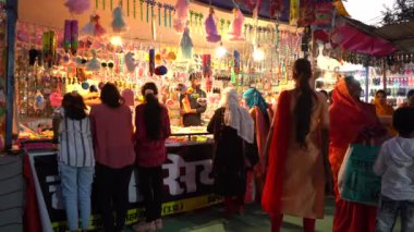 KHAJURAHO, MADHYA PRADESH, INDIA, 05 Mart 2022: Kırsal kesimdeki insanlar köy fuarında toplanarak, kırsal kesimdeki köy panayırına geleneksel ürünler satıyorlar..