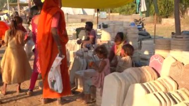 KHAJURAHO, MADHYA PRADESH, INDIA, 05 Mart 2022: Kırsal kesimdeki insanlar köy fuarında toplanarak, kırsal kesimdeki köy panayırına geleneksel ürünler satıyorlar..