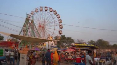 KHAJURAHO, MADHYA PRADESH, INDIA, 05 Mart 2022: Kırsal kesimdeki insanlar köy fuarında toplanarak, kırsal kesimdeki köy panayırına geleneksel ürünler satıyorlar..