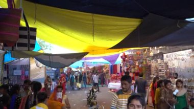 KHAJURAHO, MADHYA PRADESH, INDIA, 05 Mart 2022: Kırsal kesimdeki insanlar köy fuarında toplanarak, kırsal kesimdeki köy panayırına geleneksel ürünler satıyorlar..