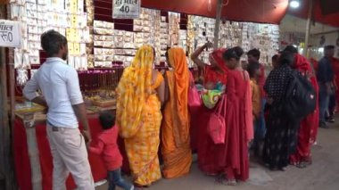 KHAJURAHO, MADHYA PRADESH, INDIA, 05 Mart 2022: Kırsal kesimdeki insanlar köy fuarında toplanarak, kırsal kesimdeki köy panayırına geleneksel ürünler satıyorlar..