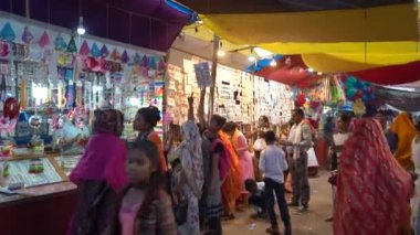 KHAJURAHO, MADHYA PRADESH, INDIA, 05 Mart 2022: Kırsal kesimdeki insanlar köy fuarında toplanarak, kırsal kesimdeki köy panayırına geleneksel ürünler satıyorlar..