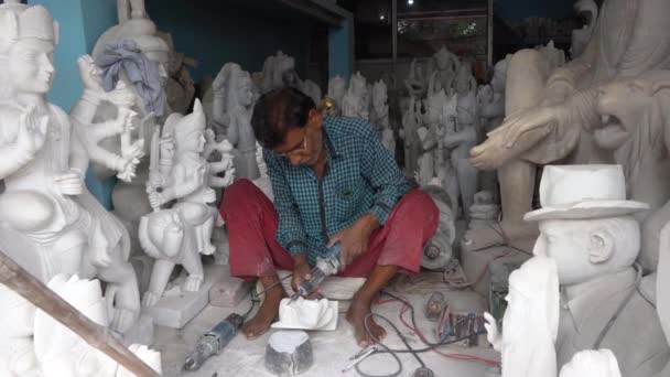 2022年8月29日 印度Agra 当地艺术家在路边商店用大理石制作神像 — 图库视频影像