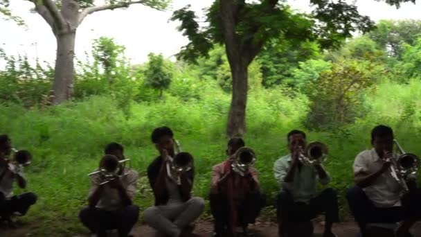 2222年8月29日 インドのAgra バンドのミュージシャンがパブリックパークでバンドで曲を演奏する練習をしている — ストック動画
