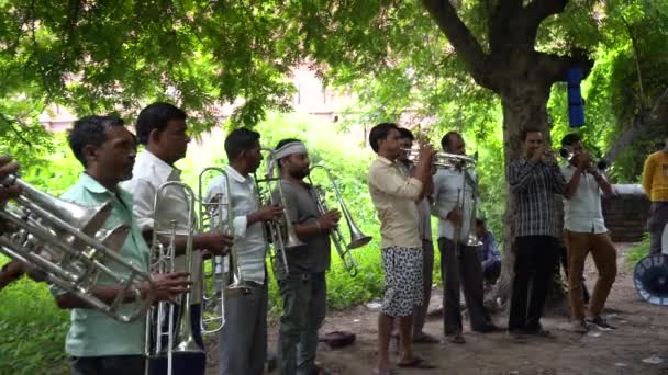 2222年8月29日 インドのAgra バンドのミュージシャンがパブリックパークでバンドで曲を演奏する練習をしている — ストック動画