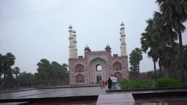 2022年8月29日 印度Agra 游客参观印度北方邦Sikandra Agra Akbar大墓 — 图库视频影像