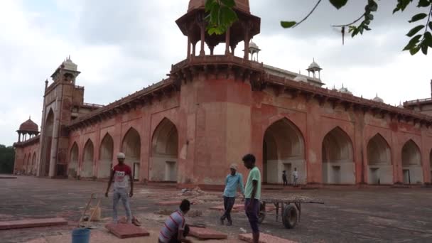 印度Agra 2022年8月29日 印度北方邦Sikandra Agra Akbar大墓翻新工人 — 图库视频影像