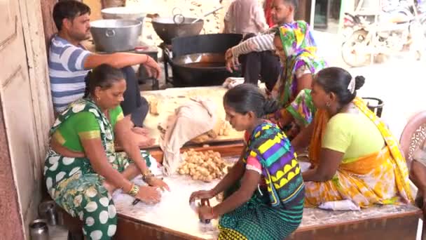 2222年8月29日 インドのAgra 道端の店で昼食を食べる人々 — ストック動画