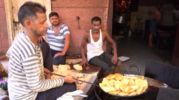 Агра Индия Августа 2022 Года Люди Делающие Еду Обед Придорожном — стоковое видео