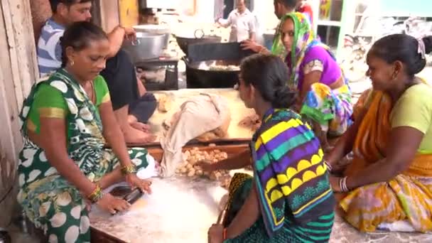 Agra India Agosto 2022 Personas Haciendo Comida Para Almuerzo Tienda — Vídeos de Stock