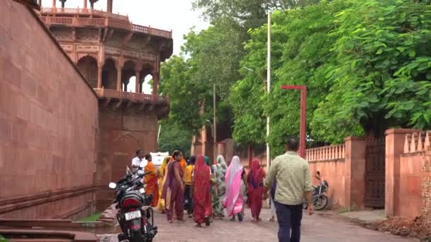 2222年8月29日 インドのAgra インド アグラ ウッタルプラデシュの通りで朝に地元の人々とその活動 — ストック動画