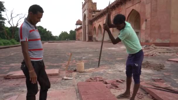 Agra India August 2022 Worker Doing Renovation Tomb Akbar Great — Stock Video