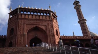 DELHI, INDIA, 23 Ağustos 2022: Hintli turistler Delhi, Hindistan 'da Jama Mescid' i ziyaret ediyorlar. Jama Mescidi Hindistan 'daki en büyük ve belki de en görkemli camidir.