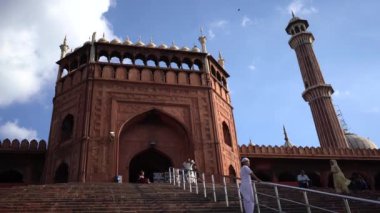 DELHI, INDIA, 23 Ağustos 2022: Hintli turistler Delhi, Hindistan 'da Jama Mescid' i ziyaret ediyorlar. Jama Mescidi Hindistan 'daki en büyük ve belki de en görkemli camidir.