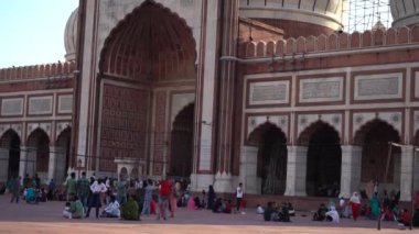 DELHI, INDIA, 23 Ağustos 2022: Hintli turistler Delhi, Hindistan 'da Jama Mescid' i ziyaret ediyorlar. Jama Mescidi Hindistan 'daki en büyük ve belki de en görkemli camidir.