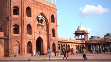 DELHI, INDIA, 23 Ağustos 2022: Hintli turistler Delhi, Hindistan 'da Jama Mescid' i ziyaret ediyorlar. Jama Mescidi Hindistan 'daki en büyük ve belki de en görkemli camidir.