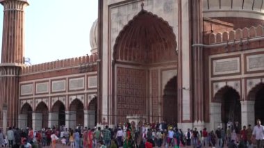 DELHI, INDIA, 23 Ağustos 2022: Hintli turistler Delhi, Hindistan 'da Jama Mescid' i ziyaret ediyorlar. Jama Mescidi Hindistan 'daki en büyük ve belki de en görkemli camidir.