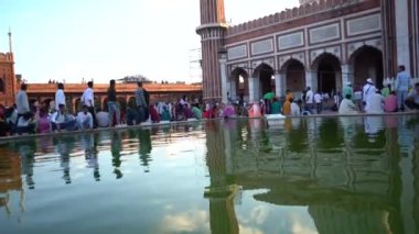 DELHI, INDIA, 23 Ağustos 2022: Hintli turistler Delhi, Hindistan 'da Jama Mescid' i ziyaret ediyorlar. Jama Mescidi Hindistan 'daki en büyük ve belki de en görkemli camidir.