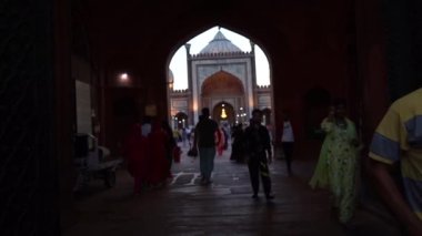 DELHI, INDIA, 23 Ağustos 2022: Hintli turistler Delhi, Hindistan 'da Jama Mescid' i ziyaret ediyorlar. Jama Mescidi Hindistan 'daki en büyük ve belki de en görkemli camidir.