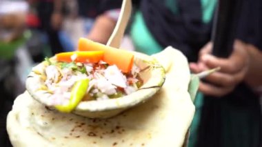 AGRA, INDIA, 23 Ağustos 2022: Jama Mescidi yakınlarındaki Chandni Chowk, Delhi, Hindistan 'da renkli giyim mağazaları, binalar ve rickshaws ile turist, yerel halk ve işlek pazar caddeleri