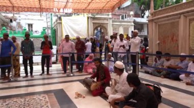  Delhi, Hindistan DELHI, INDIA, 24 Ağustos 2022: Nizam Uddin Dargah, Delhi, Hindistan 'daki anıtmezardaki hayranlar.