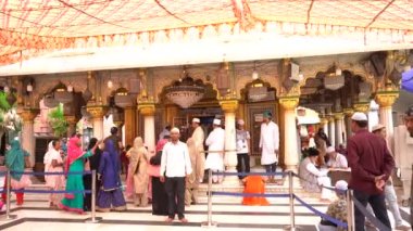  Delhi, Hindistan DELHI, INDIA, 24 Ağustos 2022: Nizam Uddin Dargah, Delhi, Hindistan 'daki anıtmezardaki hayranlar.