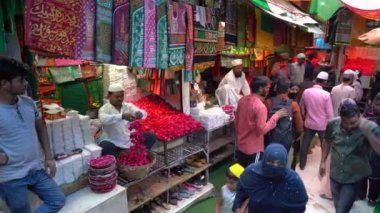  Delhi, Hindistan DELHI, INDIA, 24 Ağustos 2022: Nizam Uddin Dargah, Delhi, Hindistan 'daki anıtmezardaki hayranlar.