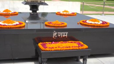 DELHI, Hindistan, 23 Ağustos 2022: Mahatma Gandhi 'nin Raj Ghat Anıtı' nı ziyaret edenler.
