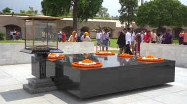 DELHI, Hindistan, 23 Ağustos 2022: Mahatma Gandhi 'nin Raj Ghat Anıtı' nı ziyaret edenler.