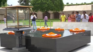DELHI, Hindistan, 23 Ağustos 2022: Mahatma Gandhi 'nin Raj Ghat Anıtı' nı ziyaret edenler.