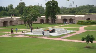 DELHI, Hindistan, 23 Ağustos 2022: Mahatma Gandhi 'nin Raj Ghat Anıtı' nı ziyaret edenler.