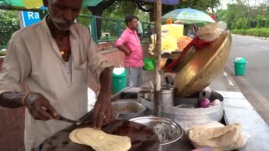 AGRA, INDIA, 23 Ağustos 2022: Jama Mescidi yakınlarındaki Chandni Chowk, Delhi, Hindistan 'da renkli giyim mağazaları, binalar ve rickshaws ile turist, yerel halk ve işlek pazar caddeleri