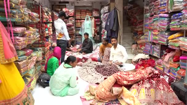 Agra インド 2022年8月23日 観光客 地元の人々 バスティーマーケットストリート カラフルな服のショップ リックシャウス ジャマイカ マスジド — ストック動画