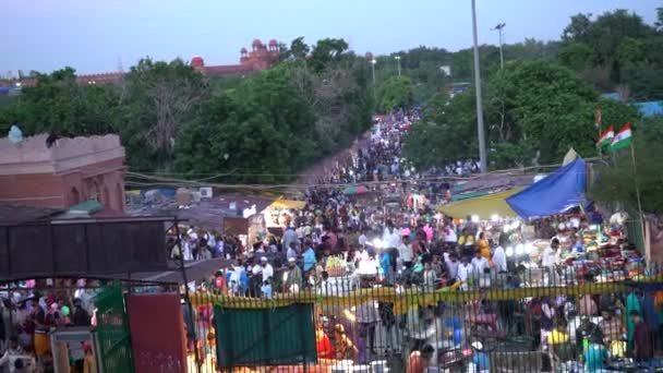 印度Agra 2022年8月23日 当地人和繁忙的市场街道 在印度德里Jama Masjid附近的Chandni Naquk有五颜六色的服装店 建筑物和人力车 — 图库视频影像