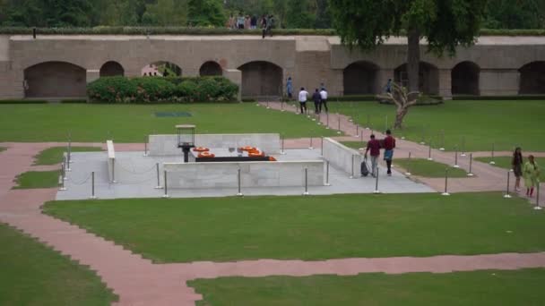 Delhi Indien August 2022 Menschen Besuchen Die Gedenkstätte Raj Ghat — Stockvideo