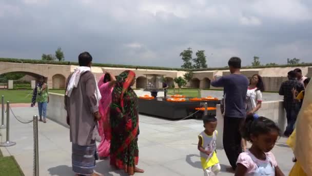 2022年8月23日 印度德里希 参观圣雄甘地Raj Ghat纪念馆的人 — 图库视频影像