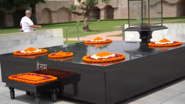 Delhi Indien August 2022 Menschen Besuchen Die Gedenkstätte Raj Ghat — Stockvideo